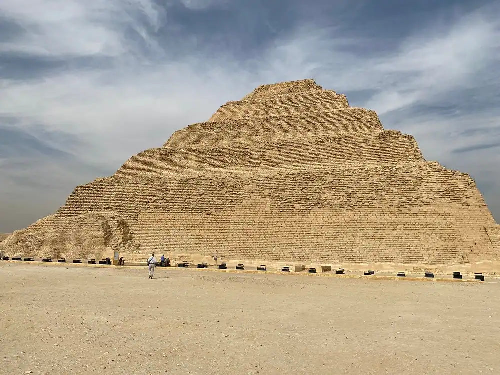 Il Cairo: Tour Guidato Privato di un Giorno delle Piramidi di Giza, Piramide a Gradoni di Saqqara e Menfi