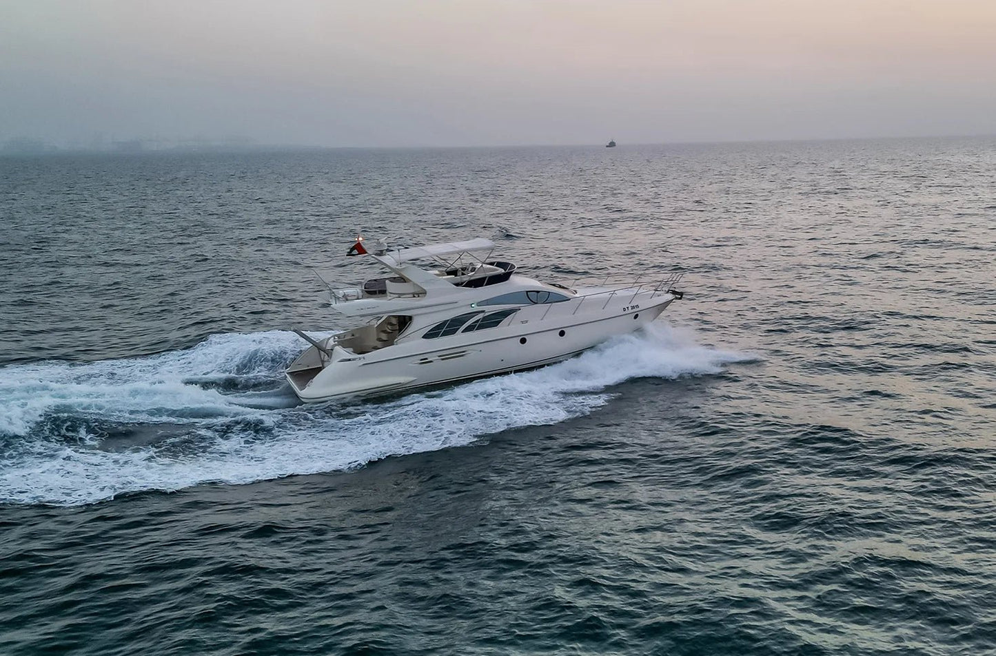 Dubai: privé Ferretti 78ft LINA luxe jachtverhuur