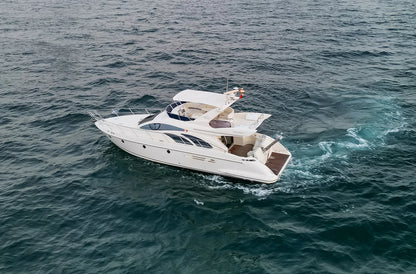 Dubai: privé Ferretti 78ft LINA luxe jachtverhuur