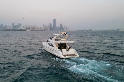 Dubai: privé Ferretti 78ft LINA luxe jachtverhuur