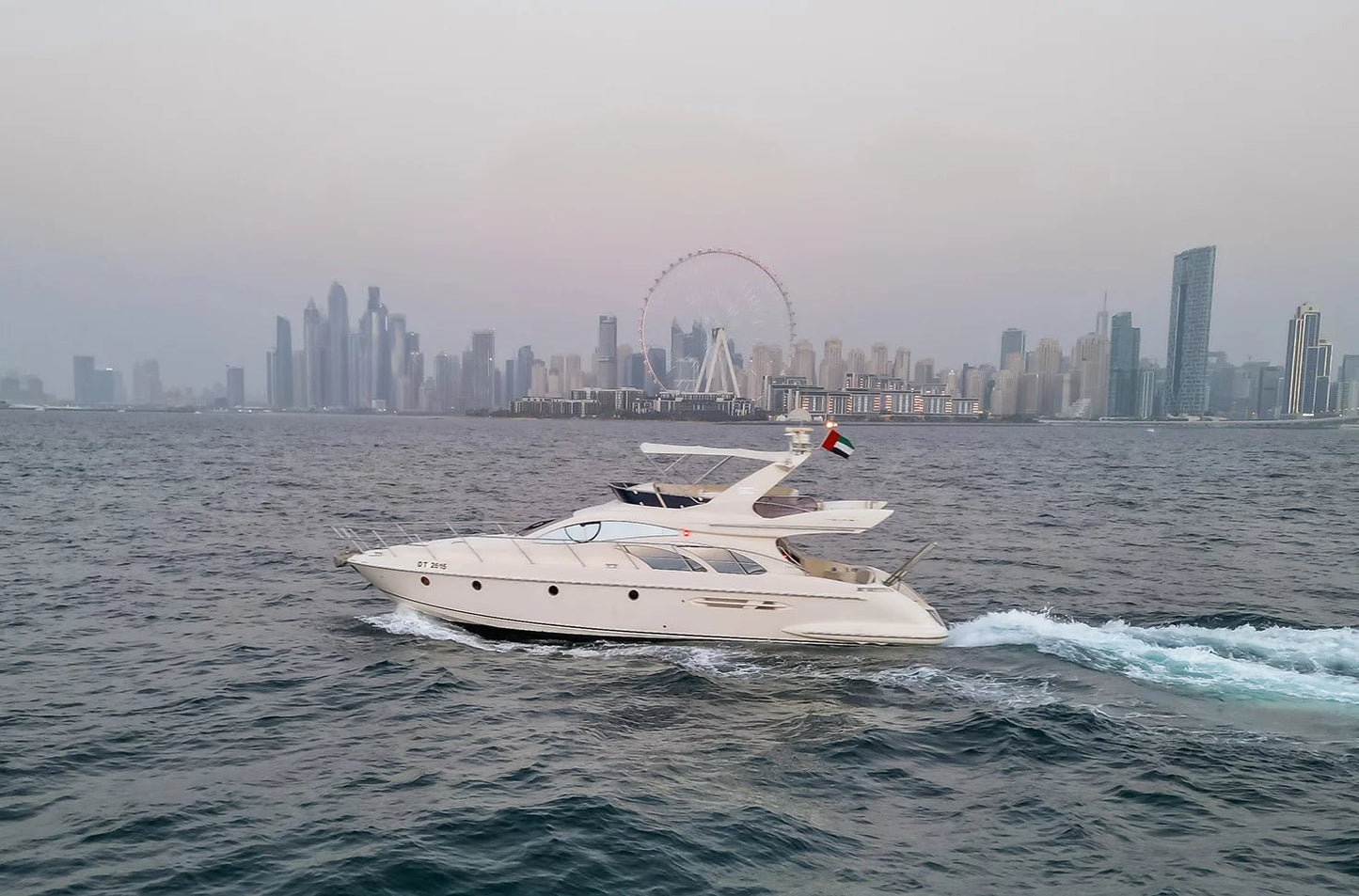Dubai: privé Ferretti 78ft LINA luxe jachtverhuur