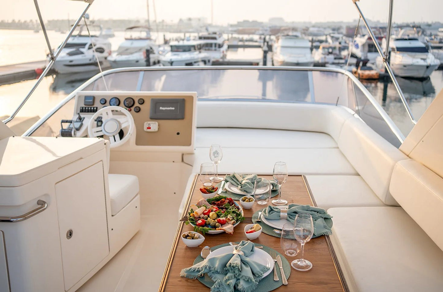 Dubái: alquiler privado de yate de lujo Ferretti LINA de 78 pies