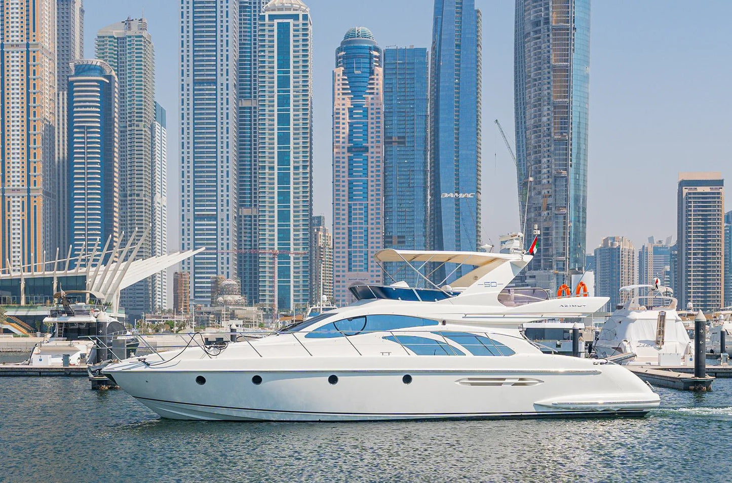 Dubai: privé Ferretti 78ft LINA luxe jachtverhuur