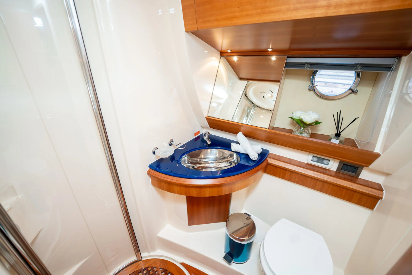 Dubai: privé Ferretti 78ft LINA luxe jachtverhuur