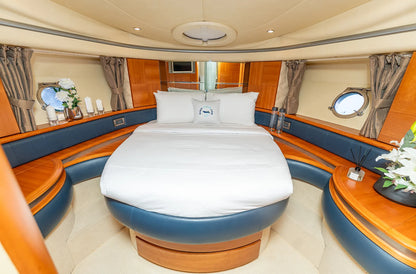 Dubai: privé Ferretti 78ft LINA luxe jachtverhuur