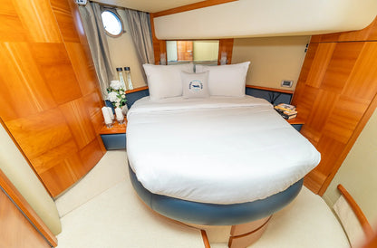 Dubai: privé Ferretti 78ft LINA luxe jachtverhuur