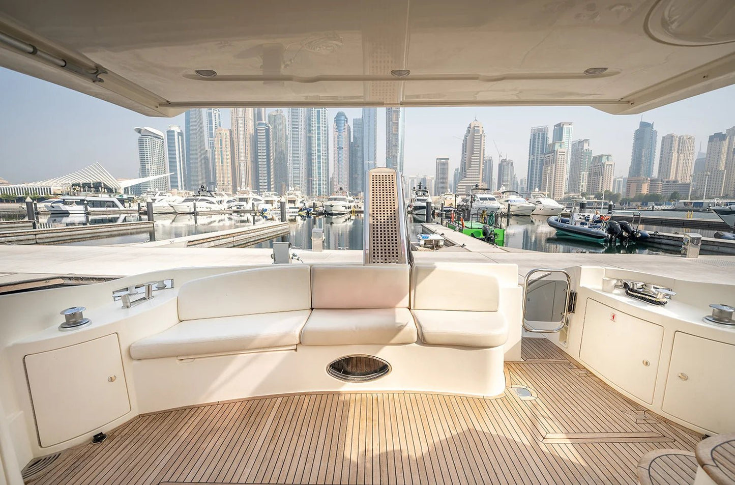 Dubai: privé Ferretti 78ft LINA luxe jachtverhuur