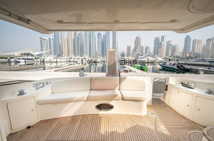 Dubai: privé Ferretti 78ft LINA luxe jachtverhuur