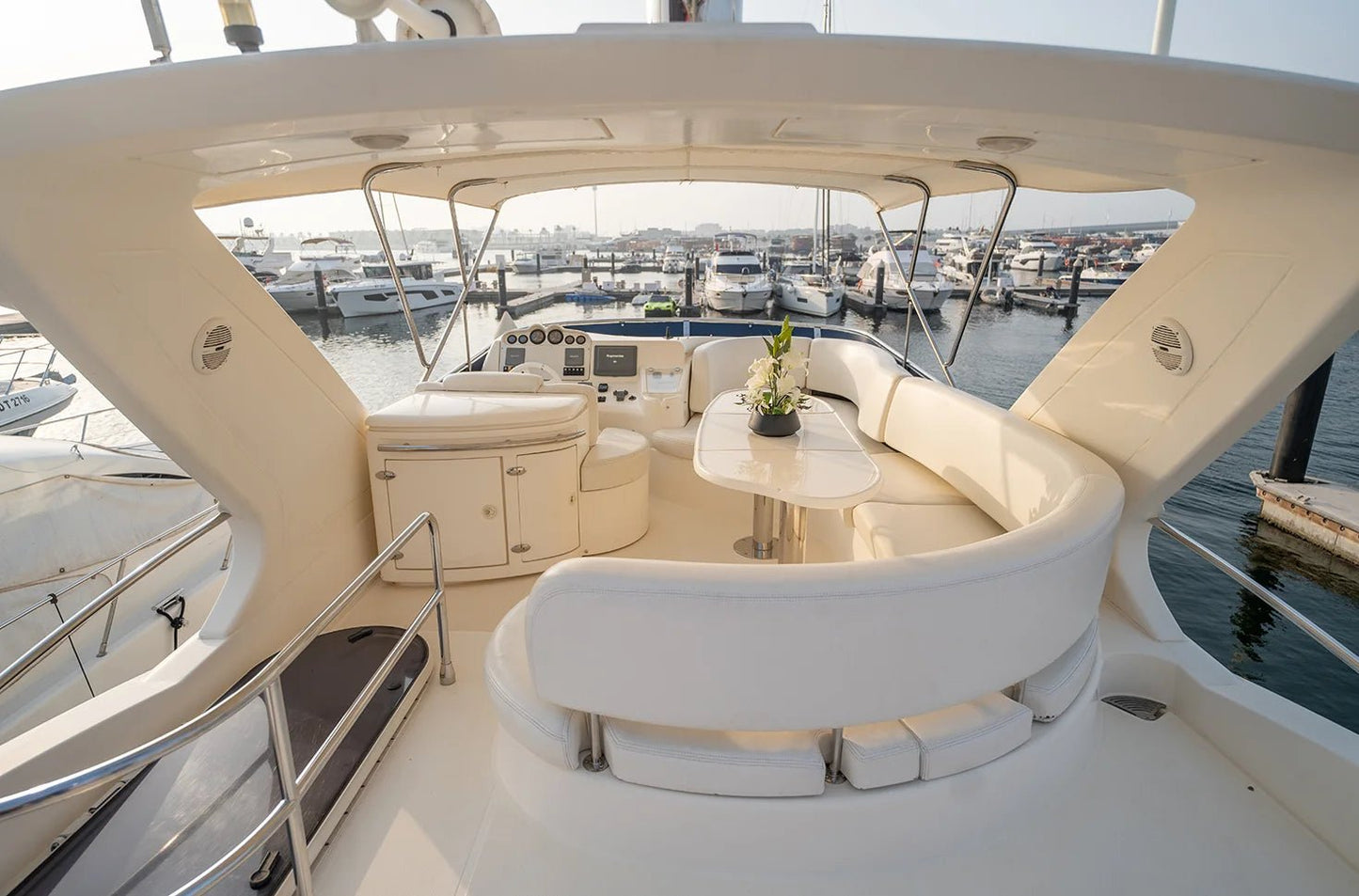 Dubai: privé Ferretti 78ft LINA luxe jachtverhuur