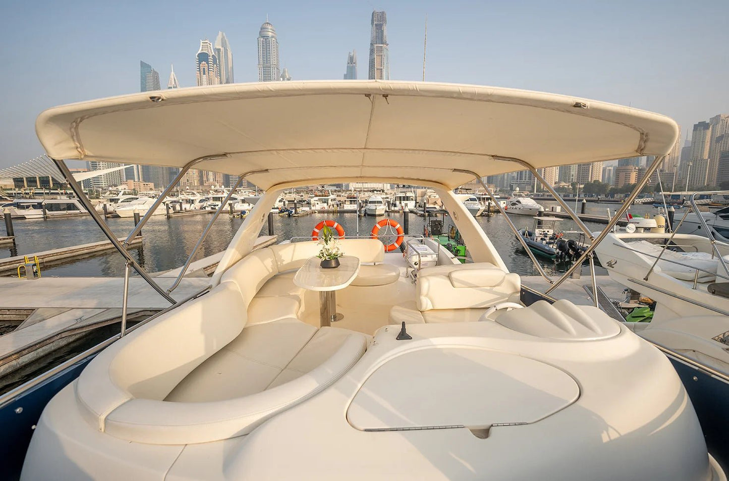 Dubai: privé Ferretti 78ft LINA luxe jachtverhuur