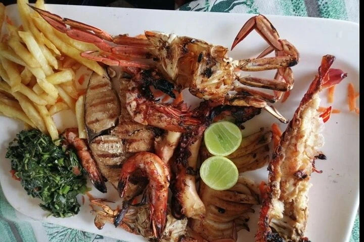 品尝海鲜和当地特色美食