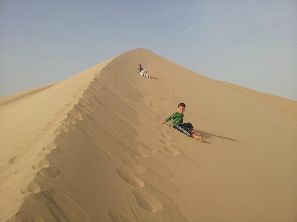 Doha: Geführte Tour zu den singenden Sanddünen und dem Misfir-Sinkloch