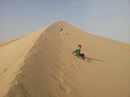Doha: Geführte Tour zu den singenden Sanddünen und dem Misfir-Sinkloch