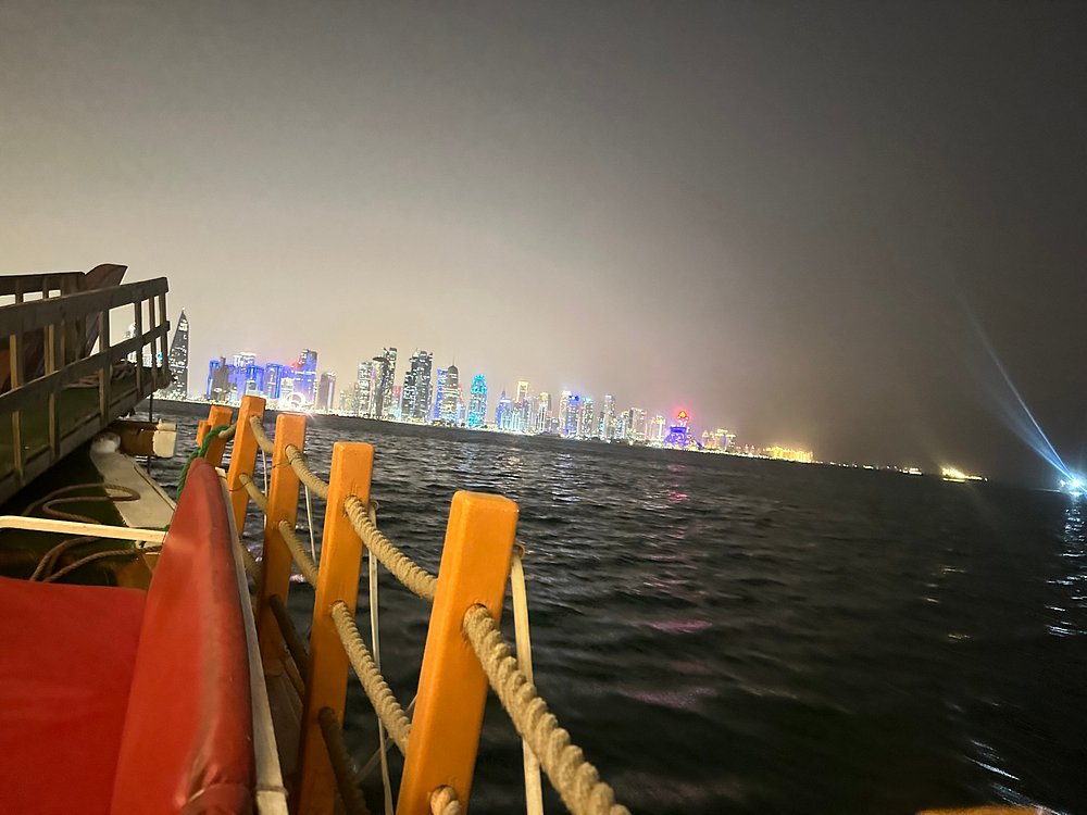 Doha: Crucero tradicional en dhow con vistas al skyline y cena opcional