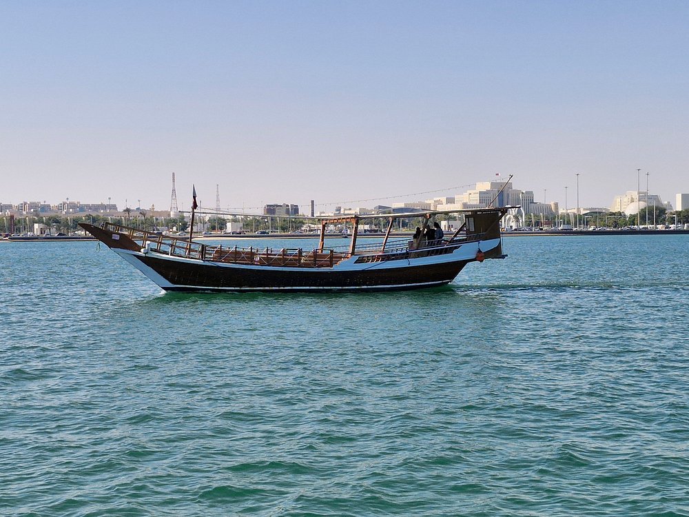 Doha: Crucero tradicional en dhow con vistas al skyline y cena opcional