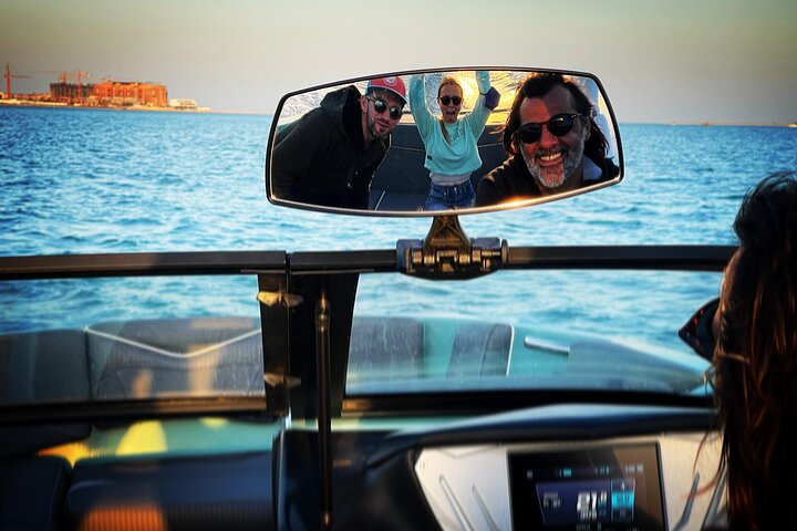 Doha: Surf'N Grill: Sessão de Wakesurf ao Pôr do Sol incluindo Churrasco no barco
