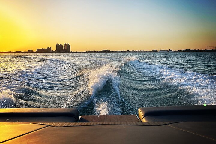 Doha: Surf'N Grill: Sessão de Wakesurf ao Pôr do Sol incluindo Churrasco no barco