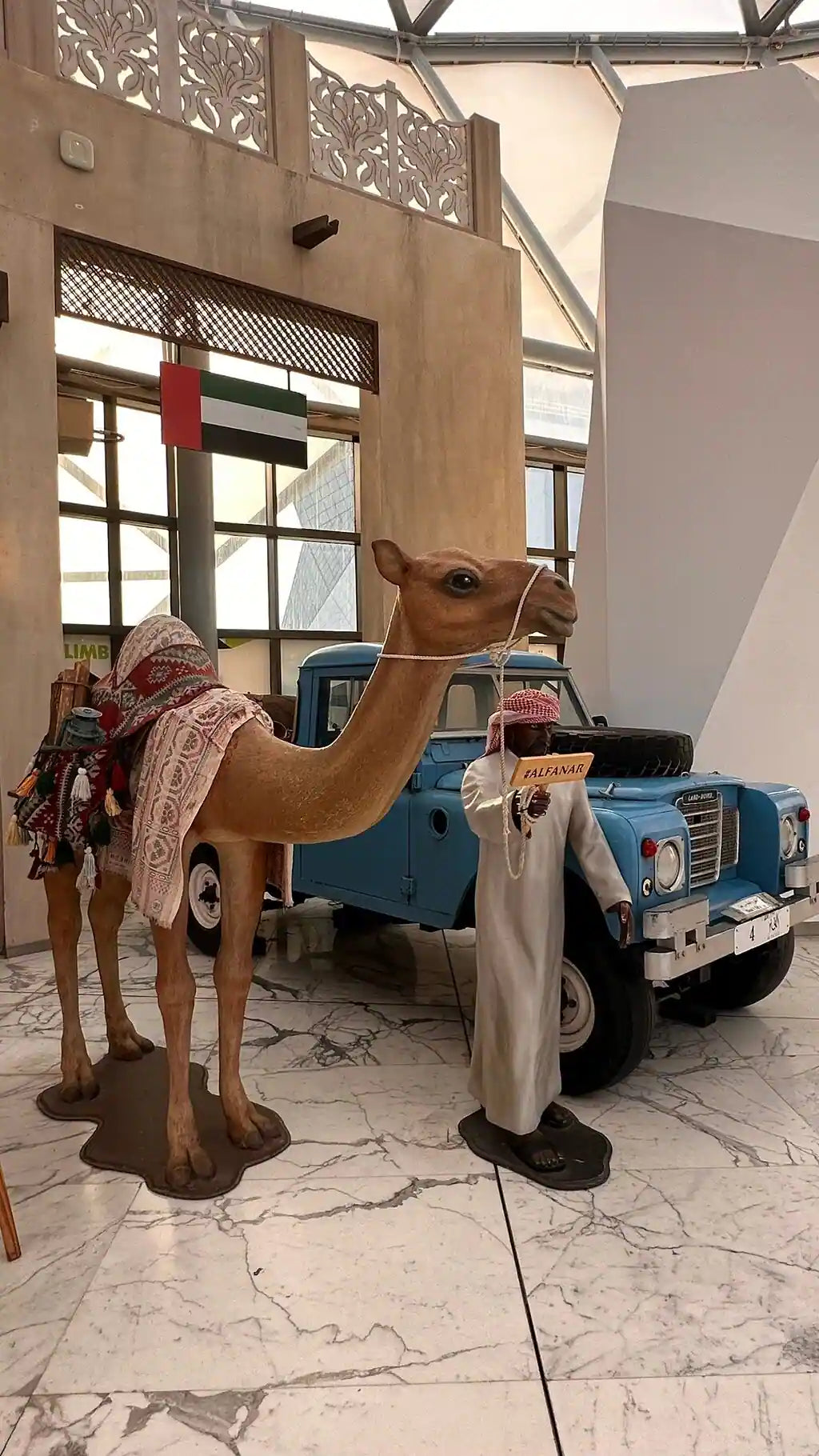 Von Dubai: Abu Dhabi Stadtrundfahrt mit Sheikh Zayed Moschee und Besuch des Dattelmarkts