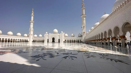 Von Dubai: Abu Dhabi Stadtrundfahrt mit Sheikh Zayed Moschee und Besuch des Dattelmarkts