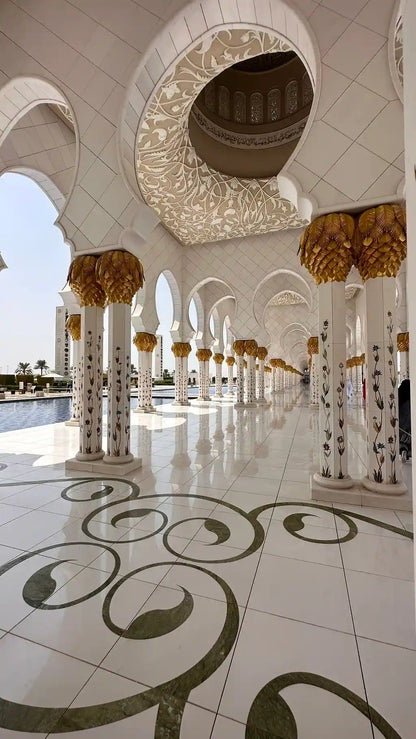 Von Dubai: Abu Dhabi Stadtrundfahrt mit Sheikh Zayed Moschee und Besuch des Dattelmarkts