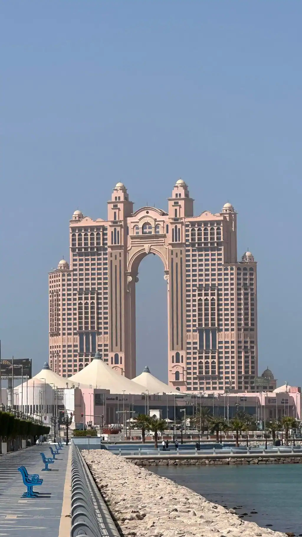 Von Dubai: Abu Dhabi Stadtrundfahrt mit Sheikh Zayed Moschee und Besuch des Dattelmarkts