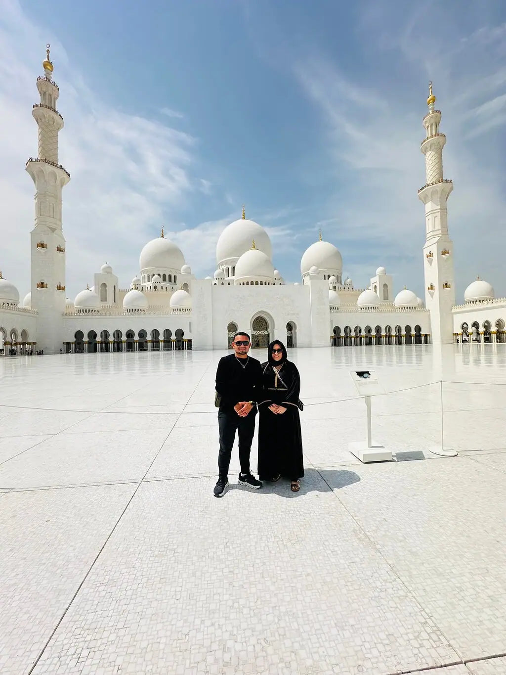 Von Dubai: Abu Dhabi Stadtrundfahrt mit Sheikh Zayed Moschee und Besuch des Dattelmarkts
