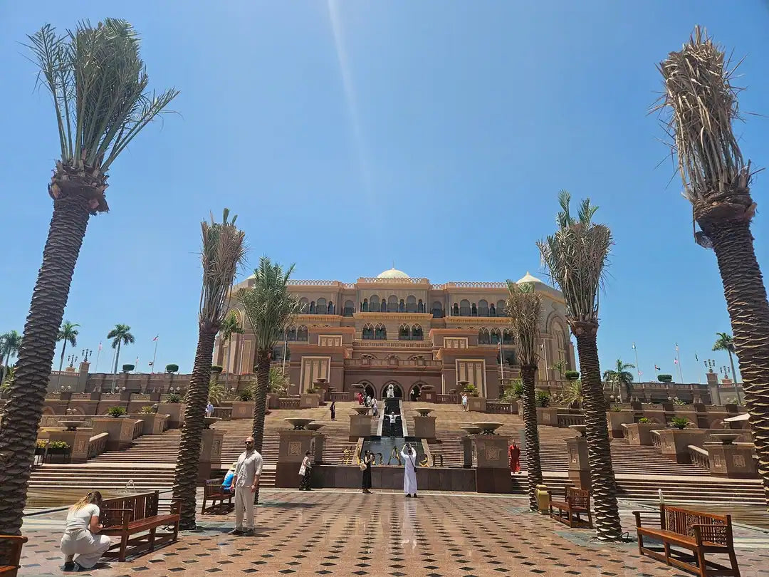 Von Dubai: Abu Dhabi Stadtrundfahrt mit Sheikh Zayed Moschee und Besuch des Dattelmarkts