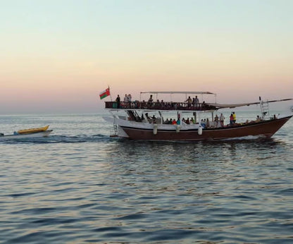 من دبي: رحلة بحرية كاملة اليوم في مسندم على متن قارب الداو وسفاري البحر