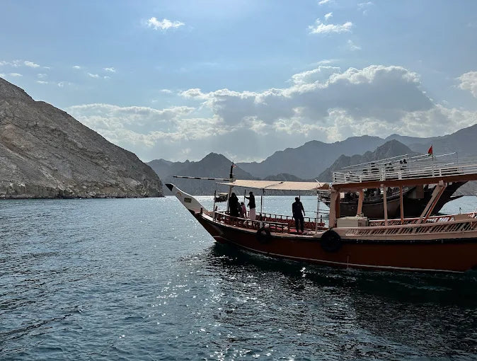 من دبي: رحلة بحرية كاملة اليوم في مسندم على متن قارب الداو وسفاري البحر