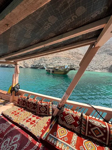 من دبي: رحلة بحرية كاملة اليوم في مسندم على متن قارب الداو وسفاري البحر