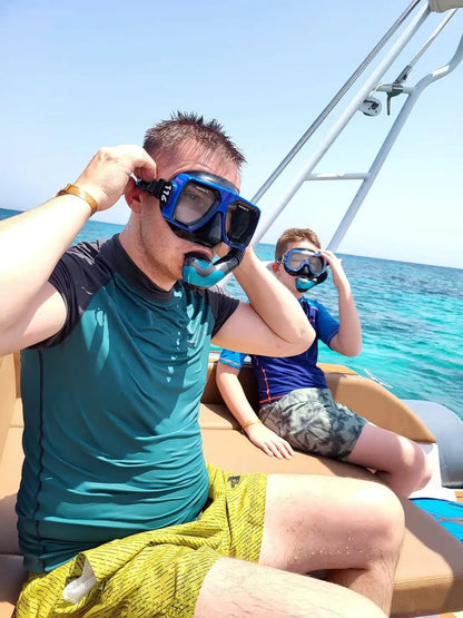 From 爱尔古纳出发：海豚之家浮潜游船之旅（含午餐）