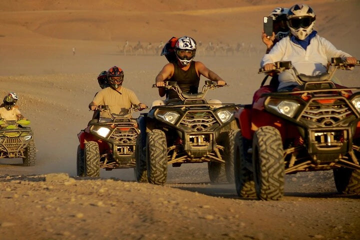 From Marrakech: giro in quad nel deserto di Agafay, giro in cammello e gita in piscina con pranzo