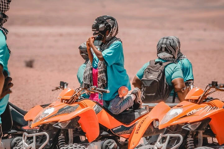 From Marrakech: giro in quad nel deserto di Agafay, giro in cammello e gita in piscina con pranzo