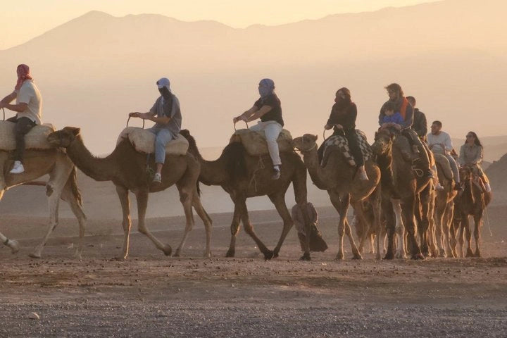 From Marrakech: giro in quad nel deserto di Agafay, giro in cammello e gita in piscina con pranzo
