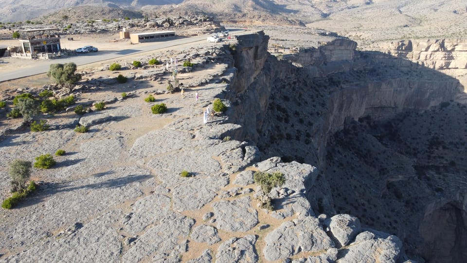 From Muscat: 5-Day Desert Camp, Wadi Shab and Jebel Shams Guided Tour