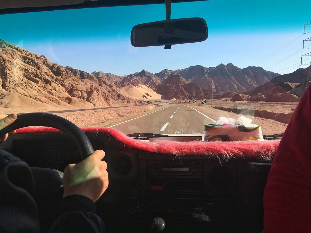 Dari Sharm El Sheikh: Tur Sehari ke Dahab ke 3 Pools dan Canyon dengan Naik Unta