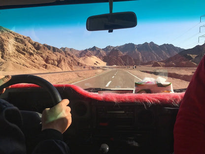 Dari Sharm El Sheikh: Tur Sehari ke Dahab ke 3 Pools dan Canyon dengan Naik Unta