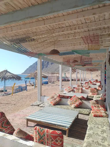 Dari Sharm El Sheikh: Tur Sehari ke Dahab ke 3 Pools dan Canyon dengan Naik Unta