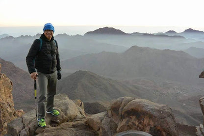 从沙姆出发：摩西山徒步旅行、日出和修道院参观