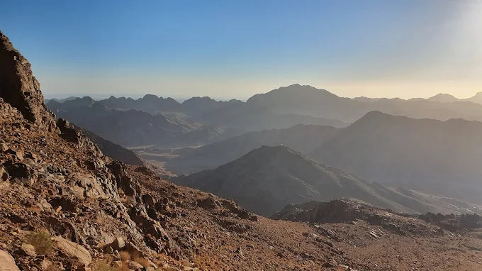 从沙姆出发：摩西山徒步旅行、日出和修道院参观