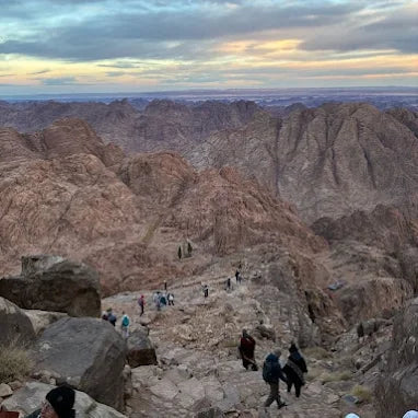 从沙姆出发：摩西山徒步旅行、日出和修道院参观