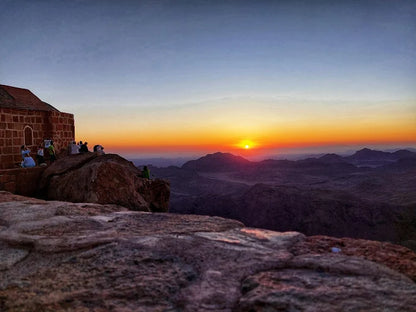 从沙姆出发：摩西山徒步旅行、日出和修道院参观