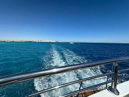 Hurghada: Passeio de iate à Ilha Orange com almoço, esportes aquáticos e transfer