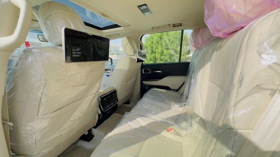 Doha: Toyota Land Cruiser Private Car Rental with Driver