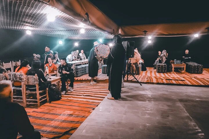 Marrakesch: Kamelritt in der Agafay-Wüste, Livemusik, Abendessen und Feuershow