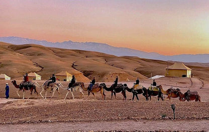 Marrakesch: Kamelritt in der Agafay-Wüste, Livemusik, Abendessen und Feuershow
