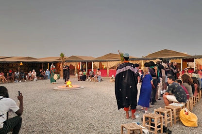 Marrakesch: Kamelritt in der Agafay-Wüste, Livemusik, Abendessen und Feuershow