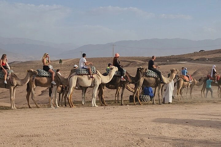 Marrakesch: Kamelritt in der Agafay-Wüste, Livemusik, Abendessen und Feuershow
