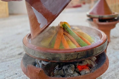 Marrakesch: Kamelritt in der Agafay-Wüste, Livemusik, Abendessen und Feuershow