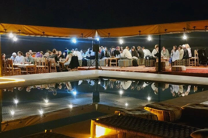Marrakesch: Kamelritt in der Agafay-Wüste, Livemusik, Abendessen und Feuershow